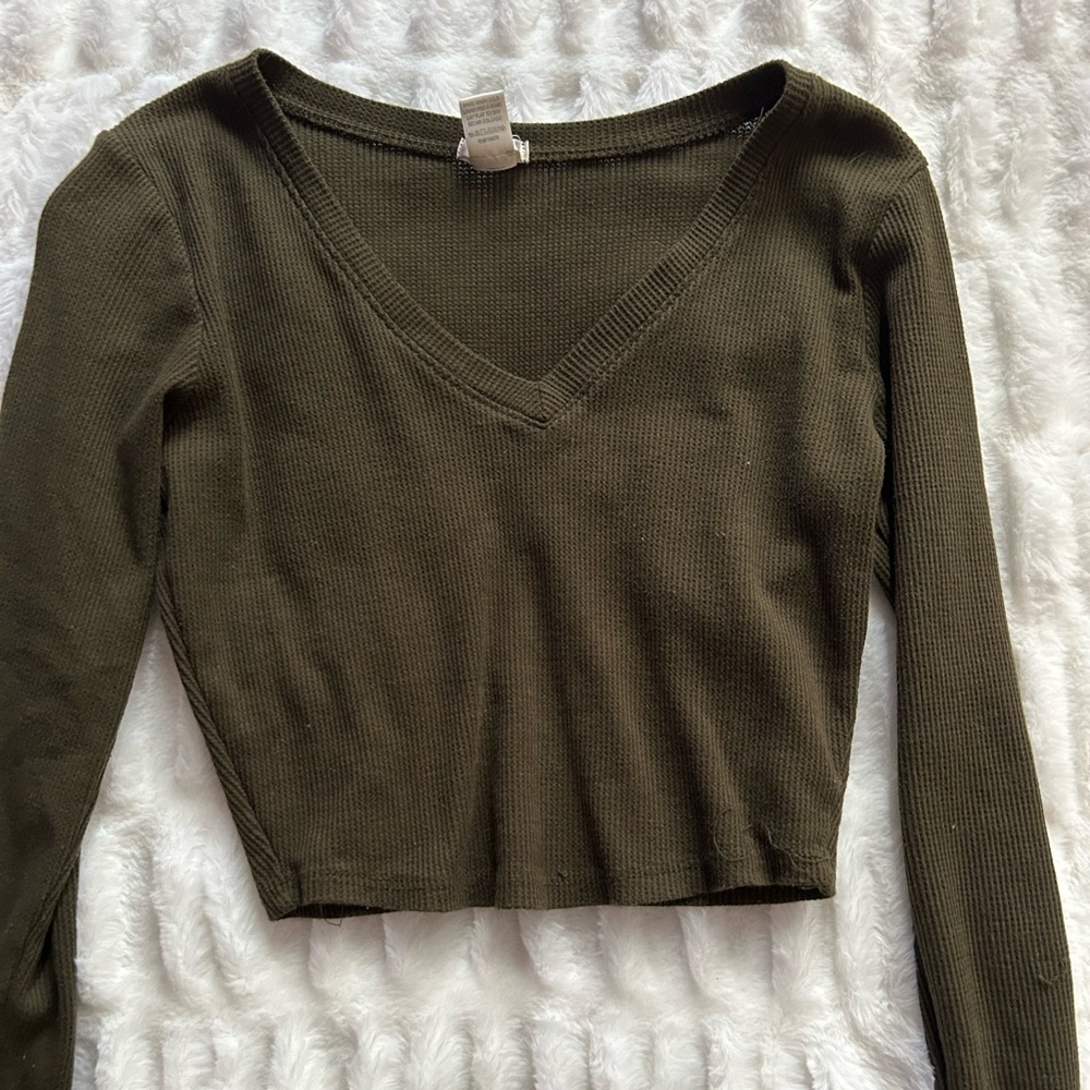 Cropped dark green v-neck long sleeve